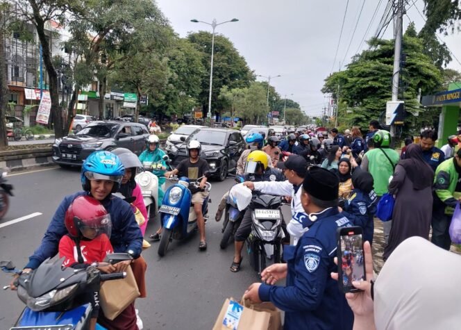 
 BPH CPC Peradi Mtp-Bjb berbagi takjil di Jalan A Yani depan Taman Bougenville Kota Banjarbaru, Jumat (21/3/2025).