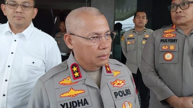 
 Kapolda Kalsel, Irjen Pol Rosyanto Yudha Hermawan saat diwawancarai wartawan di Polres Banjarbaru, Senin (24/3/2025). foto-Hendra