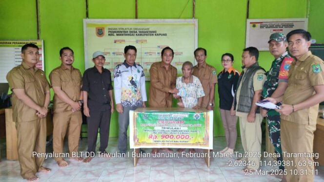
 Jelang Lebaran, Pemdes Tarantang Kapuas Salurkan BLT DD kepada 36 KPM