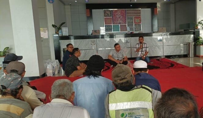 
 BRI Kotabaru Bagikan 50 Paket Bahan Pokok untuk Duafa Jelang Lebaran