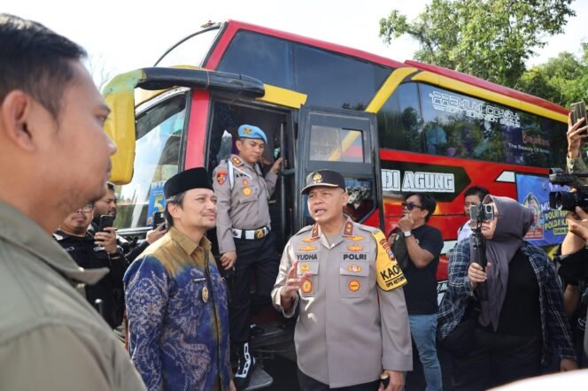 
 Kapolda Kalsel Lepas 10 Armada Bus Mudik Gratis untuk Warga