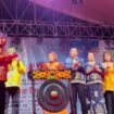 Bupati Kapuas, H Muhammad Wiyatno, menabuh gong menandai dibukanya Festival Seni Budaya Tingang Menteng Panunjung Tarung di halaman Stadion Olahraga Panunjung Tarung, Kuala Kapuas, Selasa (22/4/2025) malam. Foto-istimewa
