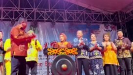 Bupati Kapuas, H Muhammad Wiyatno, menabuh gong menandai dibukanya Festival Seni Budaya Tingang Menteng Panunjung Tarung di halaman Stadion Olahraga Panunjung Tarung, Kuala Kapuas, Selasa (22/4/2025) malam. Foto-istimewa