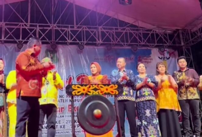 
 Bupati Kapuas, H Muhammad Wiyatno, menabuh gong menandai dibukanya Festival Seni Budaya Tingang Menteng Panunjung Tarung di halaman Stadion Olahraga Panunjung Tarung, Kuala Kapuas, Selasa (22/4/2025) malam. Foto-istimewa