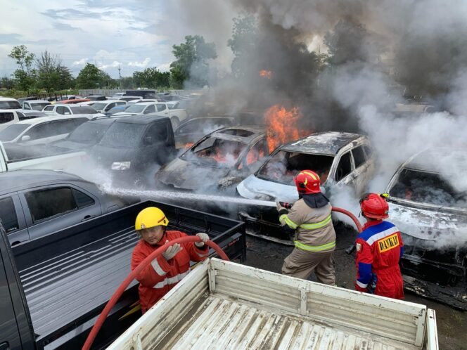 
 Kebakaran di PT JBA Indonesia di Banjarbaru, 18 Mobil Siap Lelang Hangus