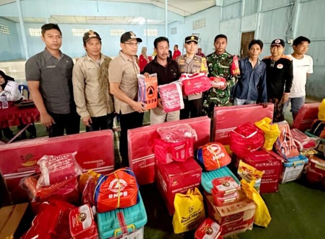 
 Pemkab Kotabaru Salurkan Bantuan untuk Korban Gelombang Tinggi dan Angin Kencang