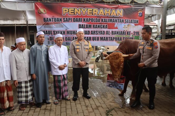 
 Kapolda Kalsel Serahkan 5 Ekor Sapi untuk Haul ke-219 Datu Kalampayan