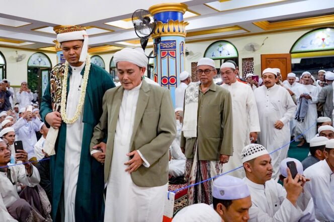 
 Ribuan Jemaah Hadiri Puncak Haul ke-87 Syekh Kasyful Anwar di Martapura