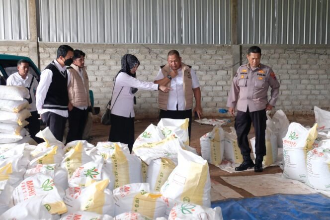 
 Polda Kalsel Grebek Gudang Pupuk Oplosan di Banjarbaru, 11 Pekerja Diamankan