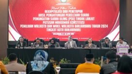 KPU Kalsel menggelar rapat pleno penetapan hasil rekapitulasi PSU Pilkada Kota Banjarbaru, di Novotel Banjarbaru, Senin (21/4/2025) malam. foto-MC Banjarbaru