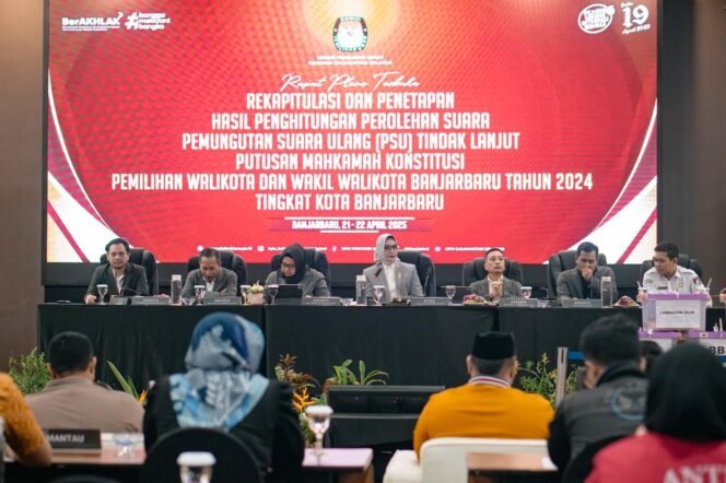 
 KPU Kalsel menggelar rapat pleno penetapan hasil rekapitulasi PSU Pilkada Kota Banjarbaru, di Novotel Banjarbaru, Senin (21/4/2025) malam. foto-MC Banjarbaru