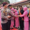 Penyambutan Kapolres Balangan AKBP DR Yulianor Abdi di dampingi Ibu Bhayangkari di Mapolres Balangan (foto:wan)
