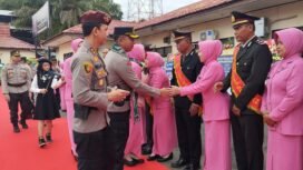 Penyambutan Kapolres Balangan AKBP DR Yulianor Abdi di dampingi Ibu Bhayangkari di Mapolres Balangan (foto:wan)