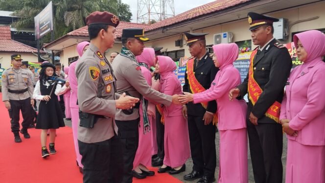 
 Penyambutan Kapolres Balangan AKBP DR Yulianor Abdi di dampingi Ibu Bhayangkari di Mapolres Balangan (foto:wan)