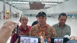 GM PT Angkasa Pura Indonesia Bandara Syamsudin Noor Banjarmasin, Khaerul Assidiqi (tengah). Foto-Hendra