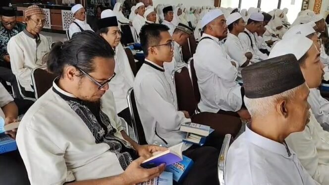 
 Ratusan jemaah haji asal Kabupaten Banjar mengikuti manasik di Asrama Haji di Banjarbaru, Sabtu (12/4/2025). foto-Hendra