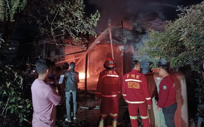 
 Kebakaran di Landasan Ulin Timur Diduga Korsleting Listrik, Kerugian Capai Ratusan Juta