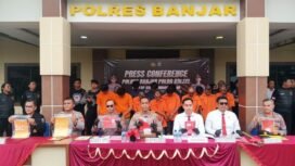 Kapolres Banjar AKBP Dr Fadli bersama jajaran menggelar konferensi pers pengungkapan kasus kejahatan dalam sepekan terakhir, Senin (21/4/2025). foto-haris