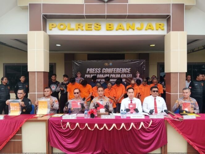 
 Kapolres Banjar AKBP Dr Fadli bersama jajaran menggelar konferensi pers pengungkapan kasus kejahatan dalam sepekan terakhir, Senin (21/4/2025). foto-haris