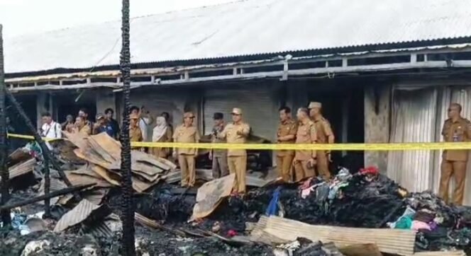 
 Bupati Kapuas Tinjau Lokasi Kebakaran Pasar Sari Mulia, Instruksikan Bantuan Segera