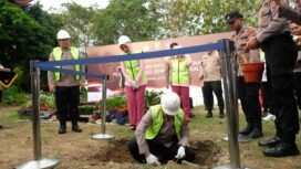 Kapolda Kalsel Irjen Pol Rosyanto Yudha Hermawan meletakkan batu pertama menandai dimulainya pembangunan Satuan Pelayanan Pemenuhan Gizi (SPPG) Polda Kalsel di Jalan Salak, Kelurahan Guntung Paikat, Kota Banjarbaru, Senin (21/4/2025) sore. foto-istimewa