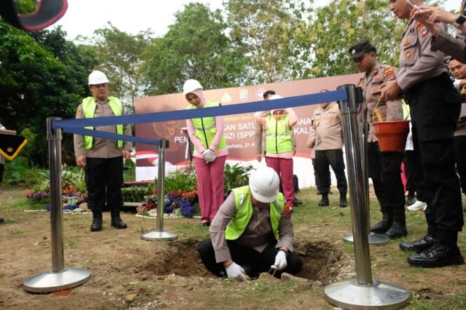 
 Kapolda Kalsel Irjen Pol Rosyanto Yudha Hermawan meletakkan batu pertama menandai dimulainya pembangunan Satuan Pelayanan Pemenuhan Gizi (SPPG) Polda Kalsel di Jalan Salak, Kelurahan Guntung Paikat, Kota Banjarbaru, Senin (21/4/2025) sore. foto-istimewa
