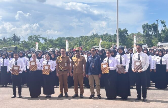
 Pemkab Kotabaru Serahkan SK Pengangkatan CPNS dan PPPK Formasi 2024
