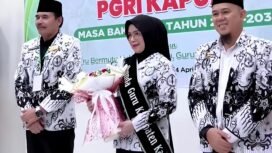 Ketua TP PKK Kabupaten Kapuas, Hj. Siti Saniah Wiyatno, ditetapkan sebagai Ibunda Guru Kapuas oleh Pengurus Provinsi PGRI Kalimantan Tengah, Kamis (24/4/2025). Foto-istimewa