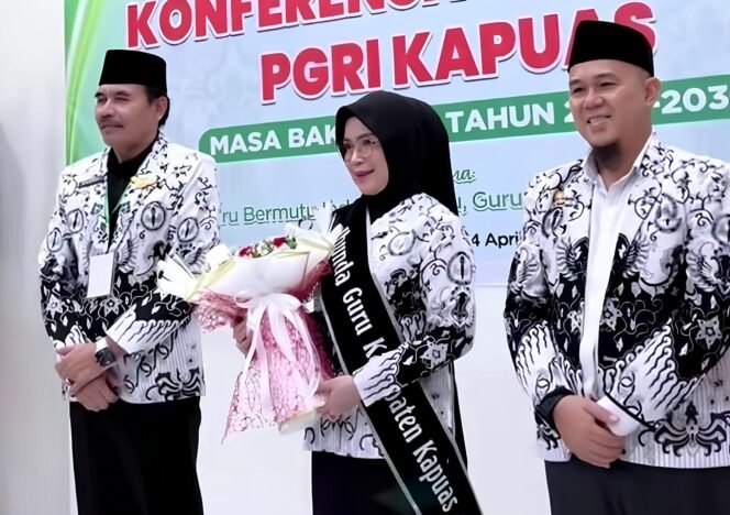 
 Ketua TP PKK Kabupaten Kapuas, Hj. Siti Saniah Wiyatno, ditetapkan sebagai Ibunda Guru Kapuas oleh Pengurus Provinsi PGRI Kalimantan Tengah, Kamis (24/4/2025). Foto-istimewa