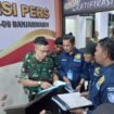 Penyerahan berkas perkara kasus pembunuhan jurnalis Juwita dari Oditurat Militer Banjarmasin ke Pengadilan Militer I-06 Banjarmasin juga dihadiri oleh tim pengacara keluarga korban, di Banjarbaru, Jumat (25/4/2025). foto-Hendra.