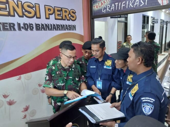 
 Penyerahan berkas perkara kasus pembunuhan jurnalis Juwita dari Oditurat Militer Banjarmasin ke Pengadilan Militer I-06 Banjarmasin juga dihadiri oleh tim pengacara keluarga korban, di Banjarbaru, Jumat (25/4/2025). foto-Hendra.