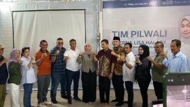 Paslon Erna Lisa Halaby - Wartono bersama tim pemenangan, mendeklarasikan kemenangan melawan kolom kosong di PSU Pilkada Banjarbaru, Sabtu (19/4/2025). foto-istimewa.