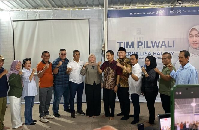 
 Paslon Erna Lisa Halaby - Wartono bersama tim pemenangan, mendeklarasikan kemenangan melawan kolom kosong di PSU Pilkada Banjarbaru, Sabtu (19/4/2025). foto-istimewa.