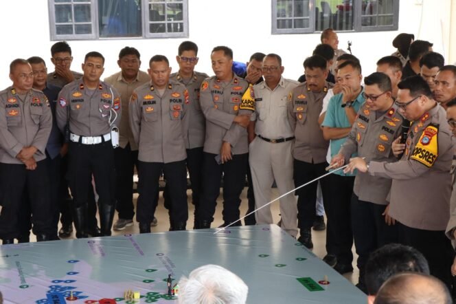 
 Kapolres Banjarbaru AKBP Pius X Febry Aceng Loda saat memberikan pengarahan persiapan pengamanan PSU, Selasa (15/4/2025). (foto-istimewa).