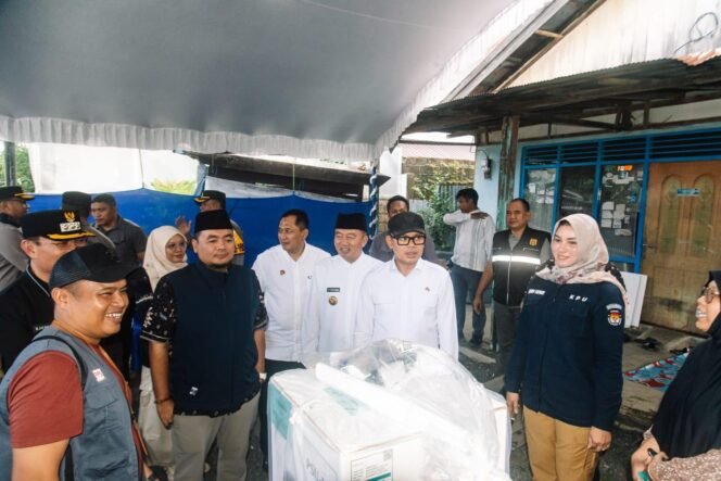
 Wamendagri Bima Arya Sugiarto meninjau kesiapan logistik PSU Pilkada Kota Banjarbaru 2024 di Gudang Logistik KPU Banjarbaru, Jumat (18/4/2025). foto-Wasaka Kalsel