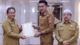 Bupati Banjar, H Saidi Mansyur menyerahkan secara simbolis dokumen Perjanjian Kinerja Kepala Perangkat Daerah Tahun 2024, di Mahligai Sultan Adam Lt II Martapura, Senin (29/1/2024). Foto-RSB