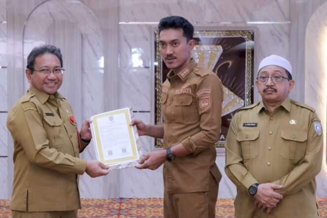 
 Bupati Banjar, H Saidi Mansyur menyerahkan secara simbolis dokumen Perjanjian Kinerja Kepala Perangkat Daerah Tahun 2024, di Mahligai Sultan Adam Lt II Martapura, Senin (29/1/2024). Foto-RSB