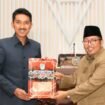 Foto bersama Bupati Banjar H. Saidi Mansyur (kiri) dan Wakil Ketua DPRD Banjar Akhmad Rizanie Anshari (kanan) usai menandatangani berita acara hasil Rapat Paripurna, Jumat (18/11/2022). Foto-RSB