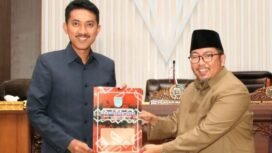Foto bersama Bupati Banjar H. Saidi Mansyur (kiri) dan Wakil Ketua DPRD Banjar Akhmad Rizanie Anshari (kanan) usai menandatangani berita acara hasil Rapat Paripurna, Jumat (18/11/2022). Foto-RSB