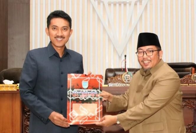 
 Foto bersama Bupati Banjar H. Saidi Mansyur (kiri) dan Wakil Ketua DPRD Banjar Akhmad Rizanie Anshari (kanan) usai menandatangani berita acara hasil Rapat Paripurna, Jumat (18/11/2022). Foto-RSB