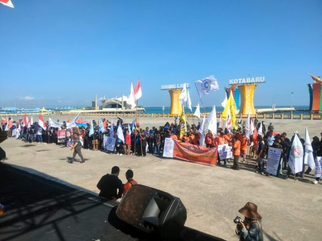 
 May Day 2025 di Kotabaru: Buruh Sawit Tuntut Perda Perlindungan dan 9 Aspirasi