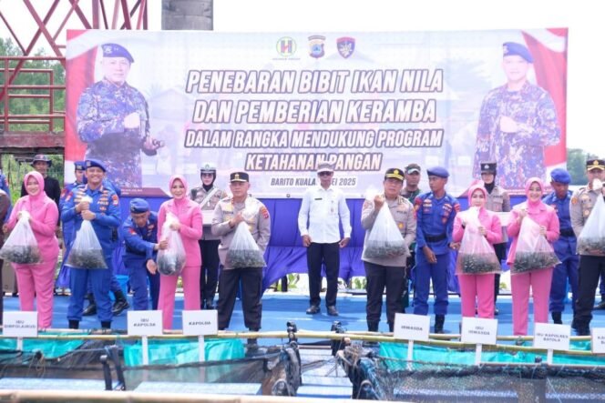 
 Bantu Petani Ikan, Polda Kalsel Bagikan 170 Ribu Bibit dan Keramba