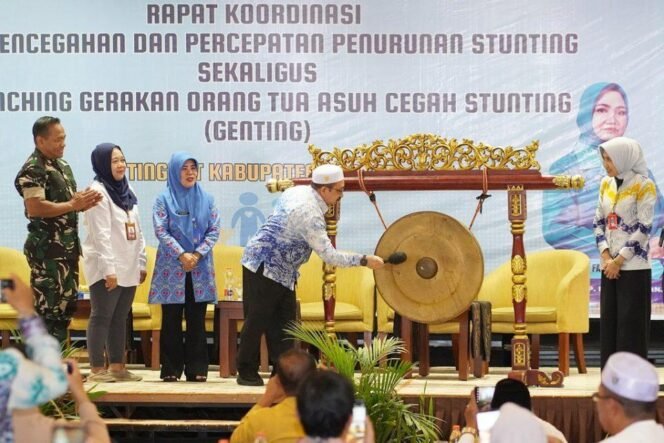 
 Rakor Tim Pencegahan dan Percepatan Penurunan Stunting (TPPS) sekaligus meluncurkan Gerakan Orang Tua Asuh Cegah Stunting (Genting) di Hotel Grand Qin, Banjarbaru, Kamis (8/5/2025) pagi. foto-RSB