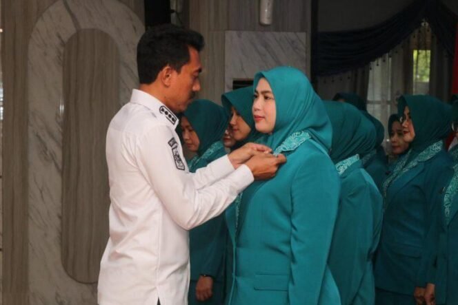 
 Bupati Banjar, H Saidi Mansyur, melantik Tim Penggerak PKK serta Tim Pembina Posyandu masa bakti 2025-2030, di Mahligai Sultan Adam Martapura, Rabu (14/5/2025). foto-RSB