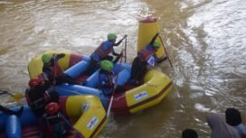 Tim Arus Sanggam berjibaku dengan lawan memperbutkan jalur saat race. (foto:WAN)