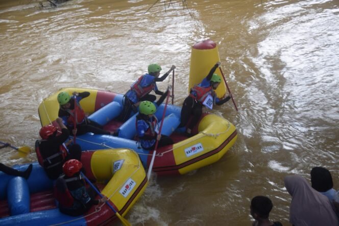 
 Tim Arus Sanggam berjibaku dengan lawan memperbutkan jalur saat race. (foto:WAN)