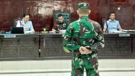 Terdakwa Jumran saat mendengarkan tuntutan dari penuntut umum Oditur Militer di Pengadilan Militer Banjarmasin, di Banjarbaru, Senin (5/5/2025). Foto-Hendra