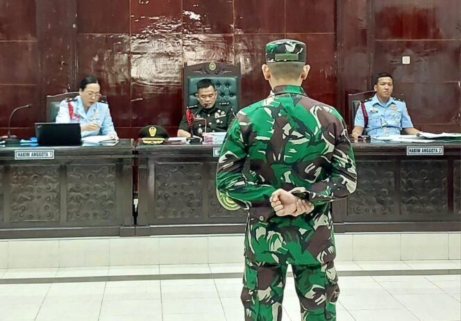 
 Terdakwa Jumran saat mendengarkan tuntutan dari penuntut umum Oditur Militer di Pengadilan Militer Banjarmasin, di Banjarbaru, Senin (5/5/2025). Foto-Hendra