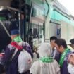 Jemaah haji kloter pertama Kalsel memasuki bus usai pelepasan di Aula Asrama Haji Embarkasi Banjarmasin menuju Bandara Syamsudin Noor, Senin (5/5/2025). foto-Hendra