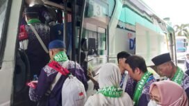 Jemaah haji kloter pertama Kalsel memasuki bus usai pelepasan di Aula Asrama Haji Embarkasi Banjarmasin menuju Bandara Syamsudin Noor, Senin (5/5/2025). foto-Hendra